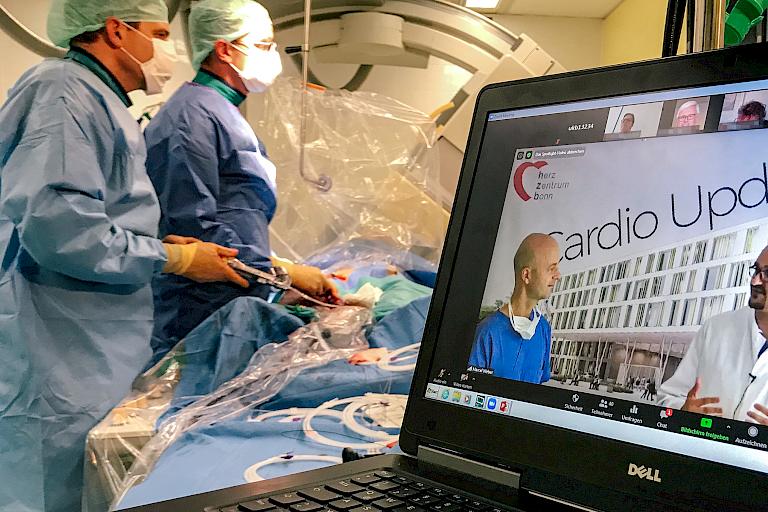 Bild einer Herzuntersuchung im Hintergrund mit einem Laptop und einem Video des Cardio Updates im Vordergrund und ein Bild einer Aufnahme eines Lehrvideos